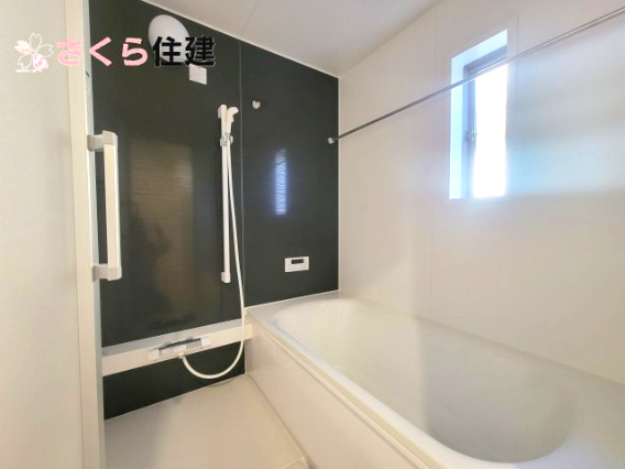 クレイドルガーデン今泉町第4の浴室|雨の日や湿気の多い梅雨時期など、洗濯物が乾き難い時期に重宝する浴室暖房乾燥機付き◎