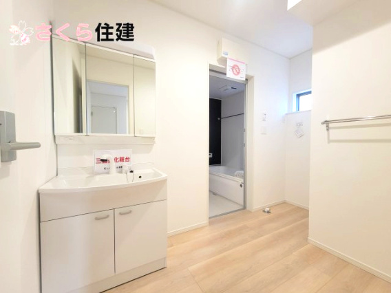 クレイドルガーデン今泉町第4の独立洗面台|３面鏡の裏にもたっぷりの収納スペースを完備◎						
