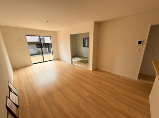 【居間・リビング】 | Cradlegarden瀬戸市高根町第6【仲介手数料無料　幡山西小　幡山中】 | 撮影
社長の村田です！
自らプレイヤーとして営業しています
長年の経験と実績から皆様により良いマイホーム購入のご提案をいたします。
住宅ローンの不安や購入後の不安等何でもご相談ください。