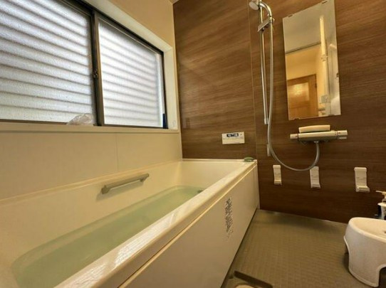 【中古】入間郡三芳町藤久保中古住宅の浴室|足の伸ばせるバスタブでリラックスタイムを過ごしましょう！