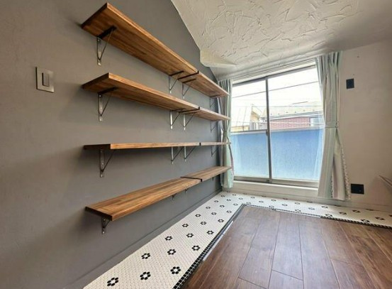 【中古】入間郡三芳町藤久保中古住宅の洋室|3F西 6帖洋室には造作棚あり！