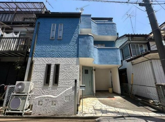 【中古】入間郡三芳町藤久保中古住宅の外観|ビルトインガレージ付きのヨーロピアンテイスト住宅