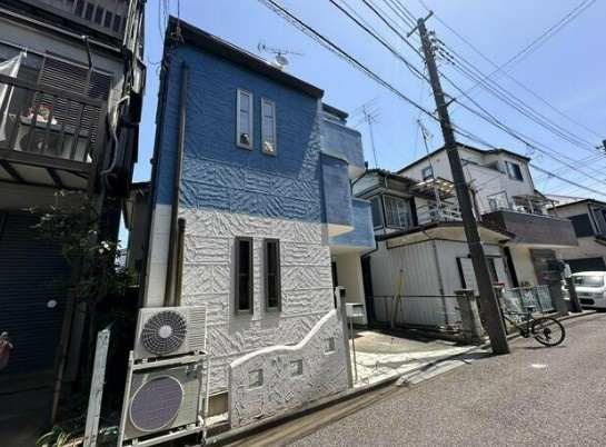 【中古】入間郡三芳町藤久保中古住宅の外観|デザイナーズ♪外観もおしゃれで気分の上がるカラー