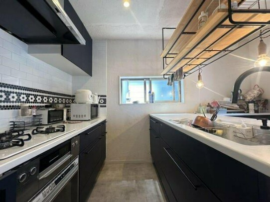 【中古】入間郡三芳町藤久保中古住宅のキッチン|ワークトップの広い使い勝手の良いシステムキッチンです！