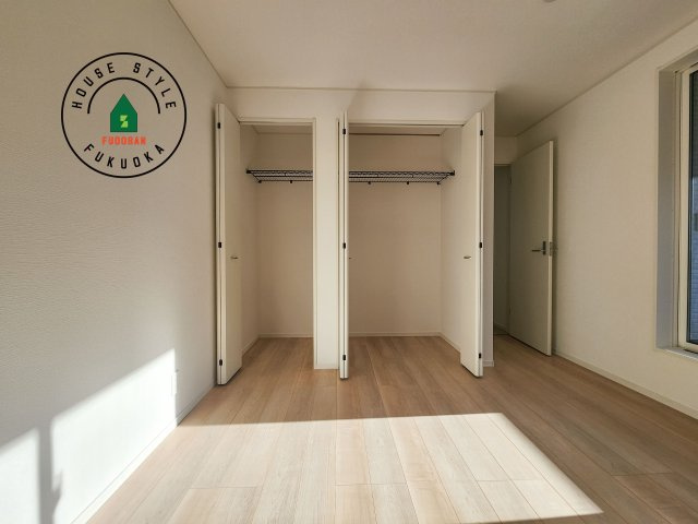 糸島市二丈深江第3-7棟（1号棟）の内観：施工例|【WIC（ウォークインクローゼット）】 たくさんの洋服をかけてもシワになりにくいウォークインクローゼット。洋服以外にも、普段使わない家電やスーツケース、ストック品など何でも片付く嬉しい空間です。