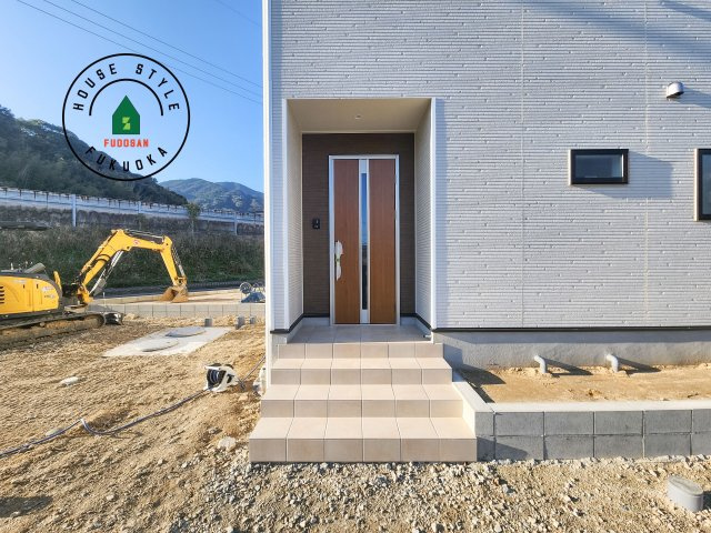 糸島市二丈深江第3-7棟（1号棟）の外観：施工例|地盤調査済 / 玄関へ向かうまでのアプローチに漂う上質が期待感をもたせます。玄関は建物の顔。落着きを醸し出した自己主張が心に訴えてきます。