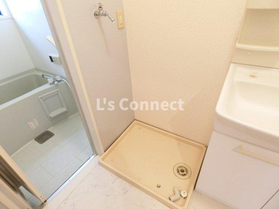 【設備】 | リビングタウン旭Ｃ | 室内洗濯機置き場には排水パン付き。