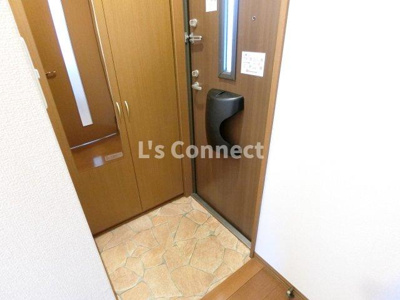 【玄関】 | リビングタウン旭Ｃ | 背の高い下駄箱で靴も収納できます。