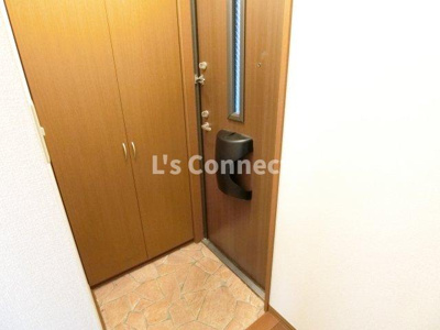 【玄関】 | リビングタウン旭Ｃ | 背の高い下駄箱で靴も収納できます。