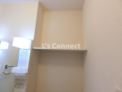 【設備】 | Ｄ－ｒｏｏｍ中里 | 洗濯機置き場の上にも棚があります。