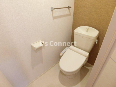 【トイレ】 | Ｄ－ｒｏｏｍ中里 | 温水洗浄便座付きのトイレ。