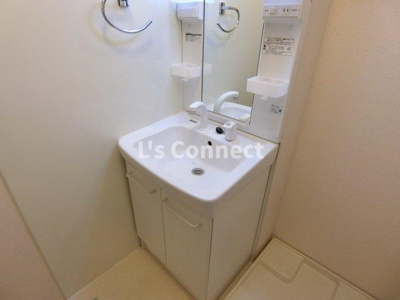 【洗面所】 | Ｄ－ｒｏｏｍ中里 | 朝の支度もスムーズな独立洗面台。