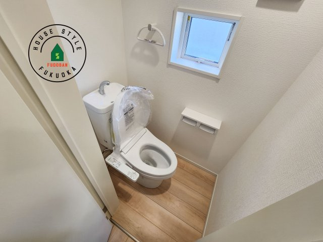 糸島市二丈深江第3-7棟（2号棟）の内観：施工例|トイレ・ウォシュレット付。快適で衛生的な洗浄機能付温水シャワートイレです。収納や手すりもついてます。