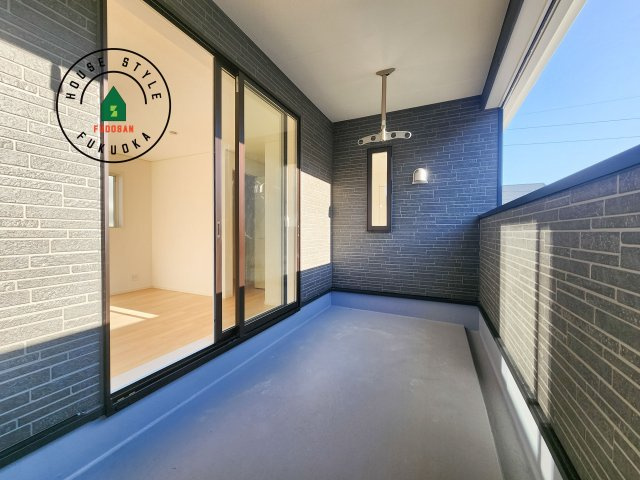 糸島市二丈深江第3-7棟（2号棟）の外観：施工例|バルコニーに自分のこだわりをもたせる。120％自由自在のバルコニー。もちろんお洗濯物を干す、ゴミを一時保管するなどもおまかせください。バルコニーを多目的スペースとして考えてみましょう。