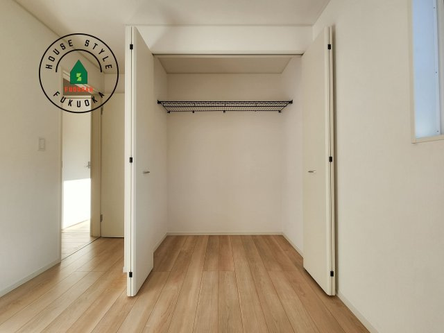 糸島市二丈深江第3-7棟（2号棟）の内観：施工例|壁面クローゼットのメリットは、衣類が横一列に並ぶためひと目で洋服が選びやすいこと。衣類をたくさんお持ちの方も、限られたスペース内に無理なく収納することができます。