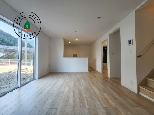 糸島市二丈深江第3-7棟（2号棟）の内観：施工例|キッチンからリビングをしっかり確認できます。家族の笑顔があふれる空間になりそうですね。※家具はCGを合成したものです。