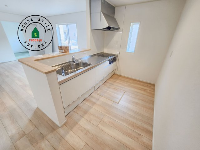 糸島市二丈深江第3-7棟（2号棟）の内観：施工例|カウンターキッチンなら、リビングで遊ぶ子供の様子を見ながら料理ができるので安心です。料理を運んでもらったり、子供にお手伝いしてもらいやすいのもいいですね。