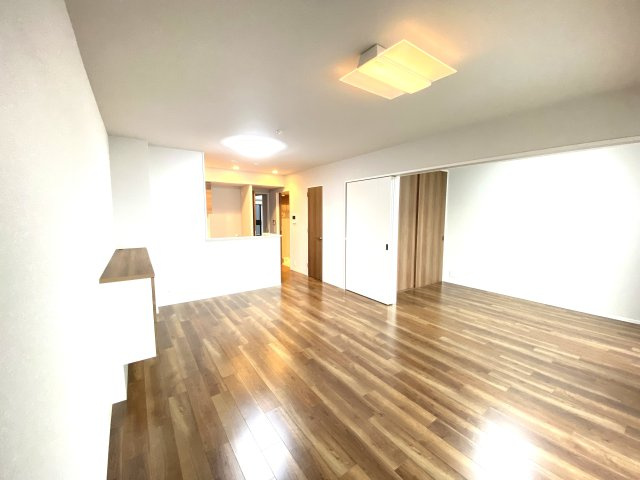 プラウド水戸三の丸の居間・リビング|ダイニング・キッチンを中心とした間取りが明るいファミリー空間を演出。家族が毎日ふれあえる適度な距離感の空間です。