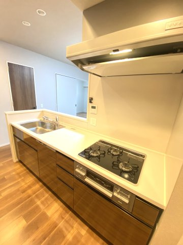 プラウド水戸三の丸のキッチン|ワイドなカウンターと高い収納力で、ご夫婦で、またお子様と一緒に料理をするにも十分な広さ。奥様の動線を考えたキッチンです。
