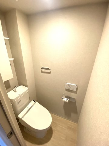 プラウド水戸三の丸のトイレ|毎日使う空間と機能だから、いつまでも清潔なスペースであってほしいのがトイレです。掃除がしやすく、落ち着ける空間です。カウンター手洗いが便利です♪