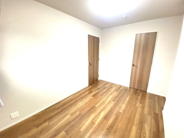 プラウド水戸三の丸の洋室|クローゼットのメリットは、衣類が横一列に並ぶため、手持ちのアイテムが把握しやすくなる事。衣類をたくさんお持ちの方も管理がしやすくなり、時短にもつながります！