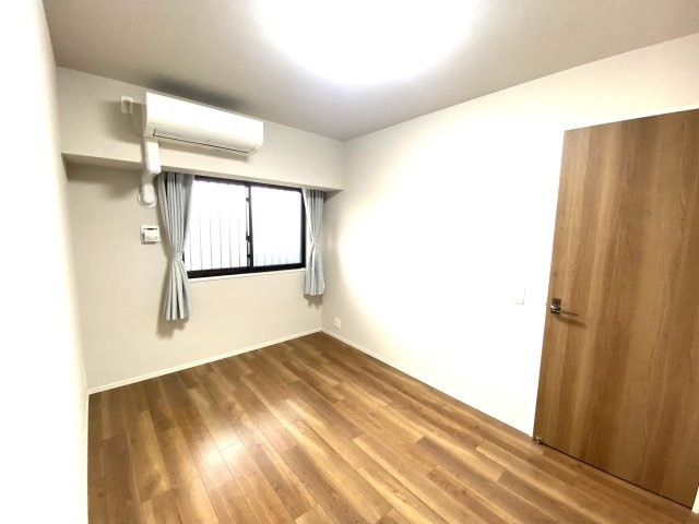 プラウド水戸三の丸の洋室|質感の高い清潔な洋室です。収納がウォークインクローゼットで充実しています。