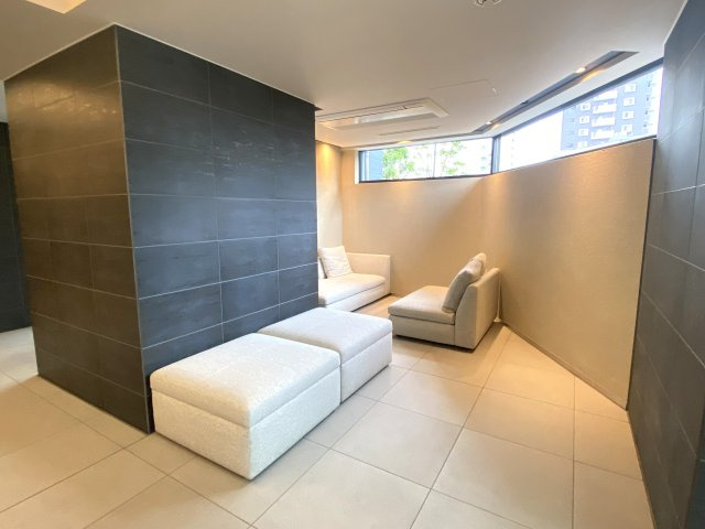 プラウド水戸三の丸のエントランス|ちょっとお待ちいただくお客様にも失礼のない、シックなエントランス。２４時間の有人管理で小さなお子様も安心。エアコンも完備されています。宅配ボックスや、トイレもございます。