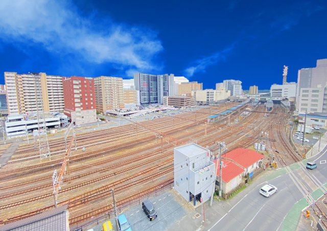 プラウド水戸三の丸の展望|マンションの眼下には駅が見えます。前面（南側）に建物が建つ心配も少なく安心のマンションです。小中学校も至近で文京に優れた地域です。