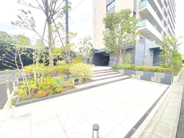 プラウド水戸三の丸|緑輝く、風格のあるエントランスです。