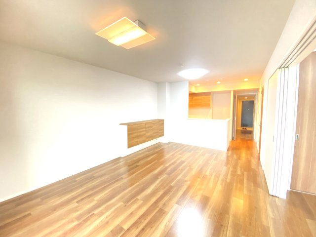 プラウド水戸三の丸の居間・リビング|キッチン・ダイニング中心の適度な距離感を感じられる空間です。