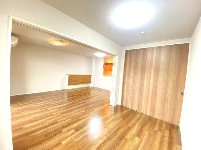 プラウド水戸三の丸の洋室|リビングからキッチン、ダイニングまで適度な距離感で暮らし充実。洋室を開放すればさらに広がりのある会話が弾む空間となります。