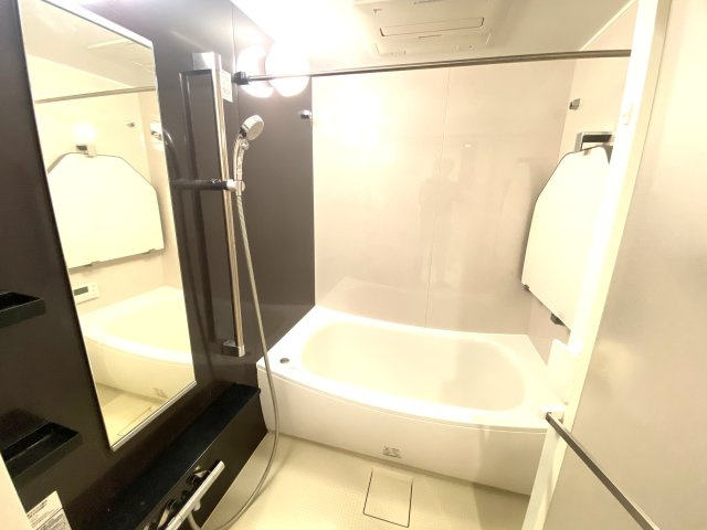 プラウド水戸三の丸の浴室|浴槽への出入りが安全な低床タイプのユニットバスです。洗い場は滑りにくい速乾床ですので、お子様やご高齢の方にも安心です。自動お湯張りに追焚機能付きです。