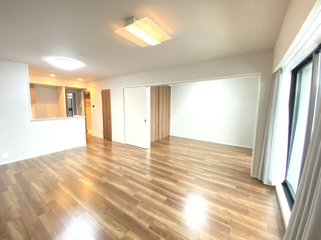 プラウド水戸三の丸の居間・リビング|リビングが、明るいファミリー空間を演出。明るい光が毎日の生活に溶け込みます。家族が毎日顔を合わせる素敵な空間です。