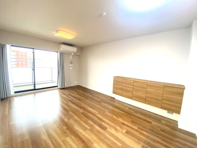 プラウド水戸三の丸の居間・リビング|リビングは家族が自然と寛げる場所。カウンター収納もあり日常使いにバッチリ！ここから始まる「日常」がご家族にとってかけがえのない時間となりますように。