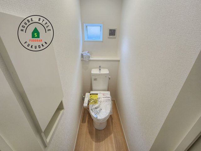 糸島市二丈深江第3-7棟（3号棟）の内観：施工例|トイレ・ウォシュレット付。快適で衛生的な洗浄機能付温水シャワートイレです。収納や手すりもついてます。