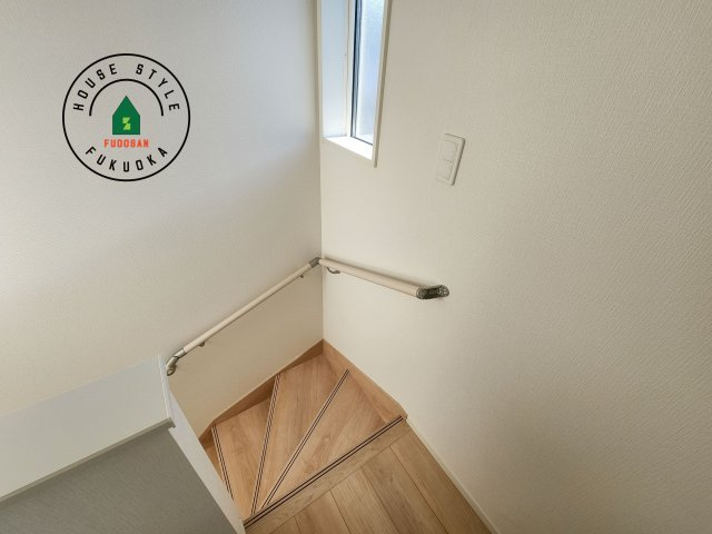 糸島市二丈深江第3-7棟（3号棟）の内観：施工例|＜手すり付階段＞手すりがないと階段の昇り降りで危険なことはもちろん、壁に手をつきながら歩くことで壁紙が汚れやすくなります。すべての方に快適に昇り降りしていただくため、手すりを設置しました。