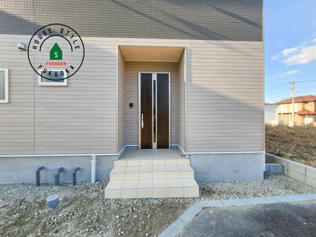 糸島市二丈深江第3-7棟（3号棟）の外観：施工例|地盤調査済 / 玄関へ向かうまでのアプローチに漂う上質が期待感をもたせます。玄関は建物の顔。落着きを醸し出した自己主張が心に訴えてきます。