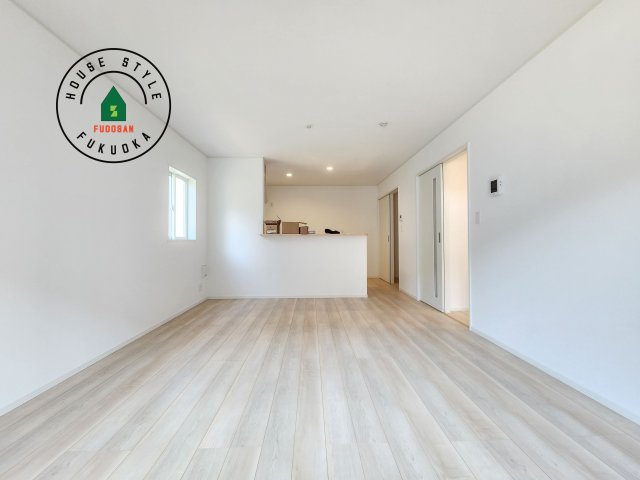 糸島市二丈深江第3-7棟（3号棟）の内観：施工例|キッチンからリビングをしっかり確認できます。家族の笑顔があふれる空間になりそうですね。※家具はCGを合成したものです。