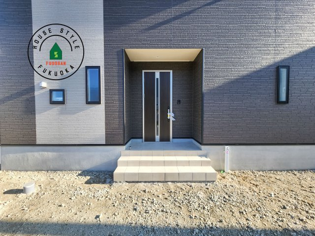 糸島市二丈深江第3-7棟（4号棟）の外観：施工例|地盤調査済 / 玄関へ向かうまでのアプローチに漂う上質が期待感をもたせます。玄関は建物の顔。落着きを醸し出した自己主張が心に訴えてきます。