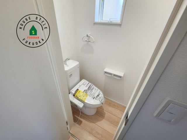 糸島市二丈深江第3-7棟（5号棟）の内観：施工例|トイレ・ウォシュレット付。快適で衛生的な洗浄機能付温水シャワートイレです。収納や手すりもついてます。