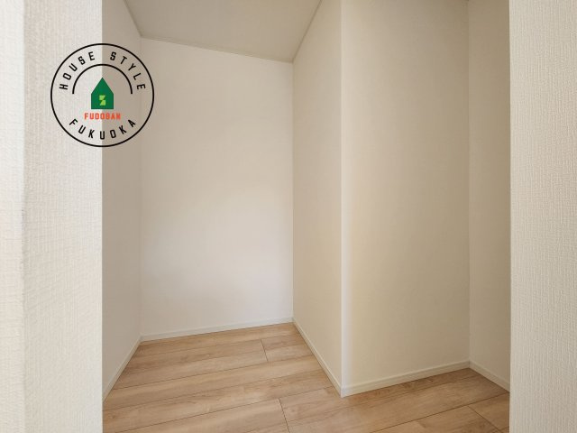 糸島市二丈深江第3-7棟（5号棟）の内観：施工例|【WIC（ウォークインクローゼット）】 たくさんの洋服をかけてもシワになりにくいウォークインクローゼット。洋服以外にも、普段使わない家電やスーツケース、ストック品など何でも片付く嬉しい空間です。