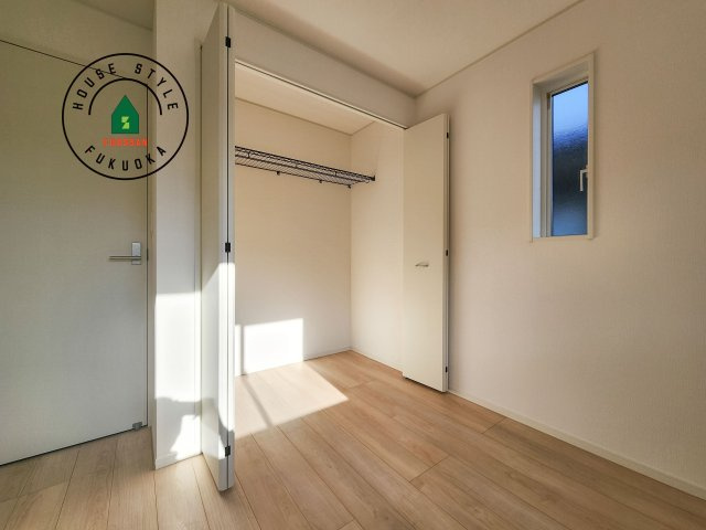 糸島市二丈深江第3-7棟（5号棟）の内観：施工例|壁面クローゼットのメリットは、衣類が横一列に並ぶためひと目で洋服が選びやすいこと。衣類をたくさんお持ちの方も、限られたスペース内に無理なく収納することができます。