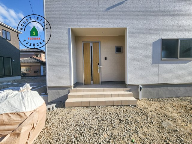 糸島市二丈深江第3-7棟（5号棟）の外観：施工例|地盤調査済 / 玄関へ向かうまでのアプローチに漂う上質が期待感をもたせます。玄関は建物の顔。落着きを醸し出した自己主張が心に訴えてきます。