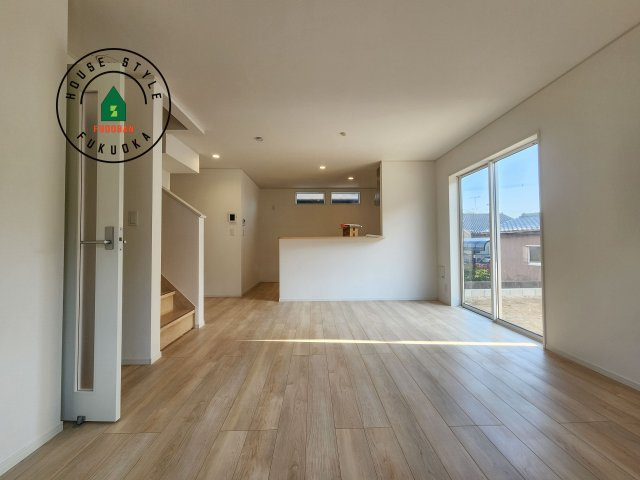 糸島市二丈深江第3-7棟（5号棟）の内観：施工例|キッチンからリビングをしっかり確認できます。家族の笑顔があふれる空間になりそうですね。※家具はCGを合成したものです。