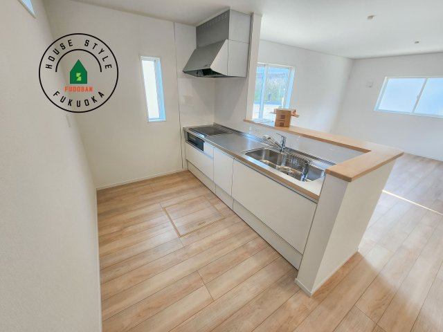 糸島市二丈深江第3-7棟（5号棟）の内観：施工例|カウンターキッチンなら、リビングで遊ぶ子供の様子を見ながら料理ができるので安心です。料理を運んでもらったり、子供にお手伝いしてもらいやすいのもいいですね。