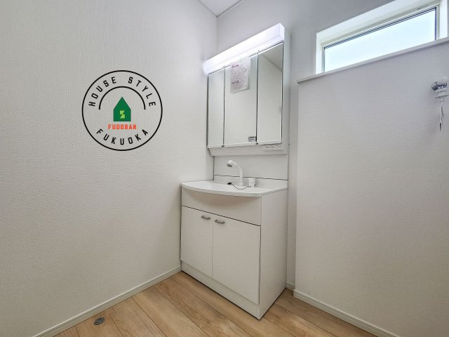 福岡市西区小戸3丁目第9-2棟（2号棟）の独立洗面台|洗面所は小さなプライベートスペース。歯磨き、洗顔と毎日施す個人空間。