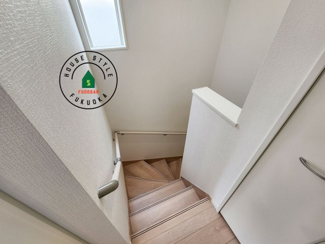 福岡市西区小戸3丁目第9-2棟（2号棟）の内装|＜手すり付階段＞手すりがないと階段の昇り降りで危険なことはもちろん、壁に手をつきながら歩くことで壁紙が汚れやすくなります。すべての方に快適に昇り降りしていただくため、手すりを設置しました。