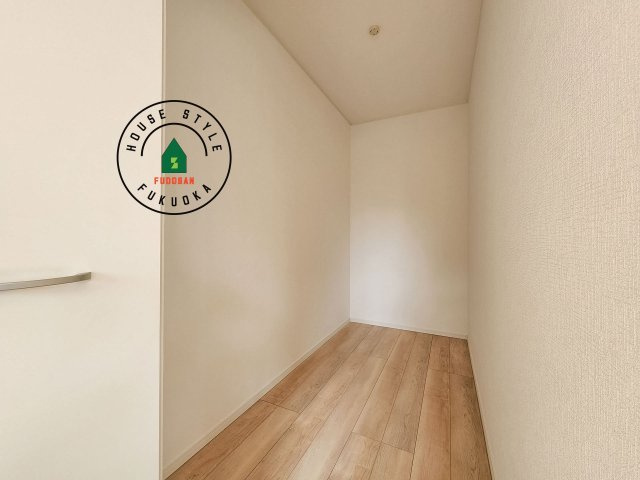 福岡市西区小戸3丁目第9-2棟（2号棟）の収納|【WIC（ウォークインクローゼット）】 たくさんの洋服をかけてもシワになりにくいウォークインクローゼット。洋服以外にも、普段使わない家電やスーツケース、ストック品など何でも片付く嬉しい空間です。