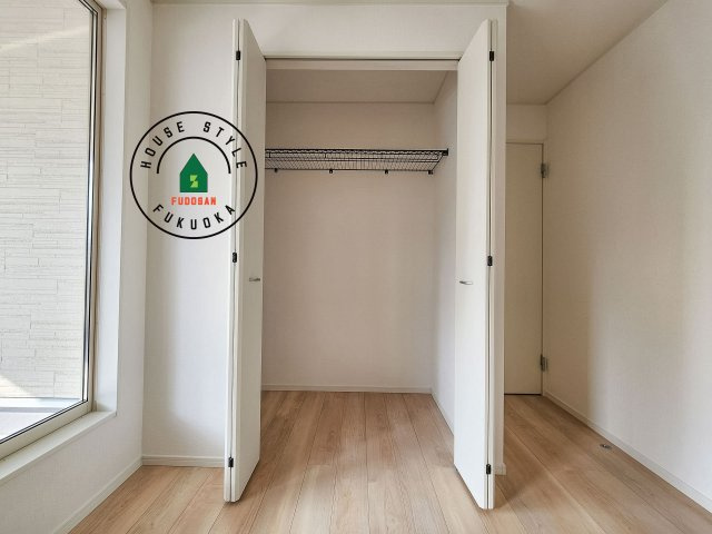 福岡市西区小戸3丁目第9-2棟（2号棟）の収納|壁面クローゼットのメリットは、衣類が横一列に並ぶためひと目で洋服が選びやすいこと。衣類をたくさんお持ちの方も、限られたスペース内に無理なく収納することができます。