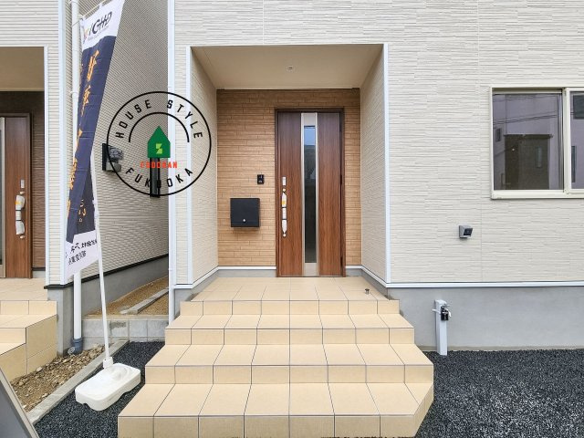 福岡市西区小戸3丁目第9-2棟（2号棟）の玄関|地盤調査済 / 玄関へ向かうまでのアプローチに漂う上質が期待感をもたせます。玄関は建物の顔。落着きを醸し出した自己主張が心に訴えてきます。